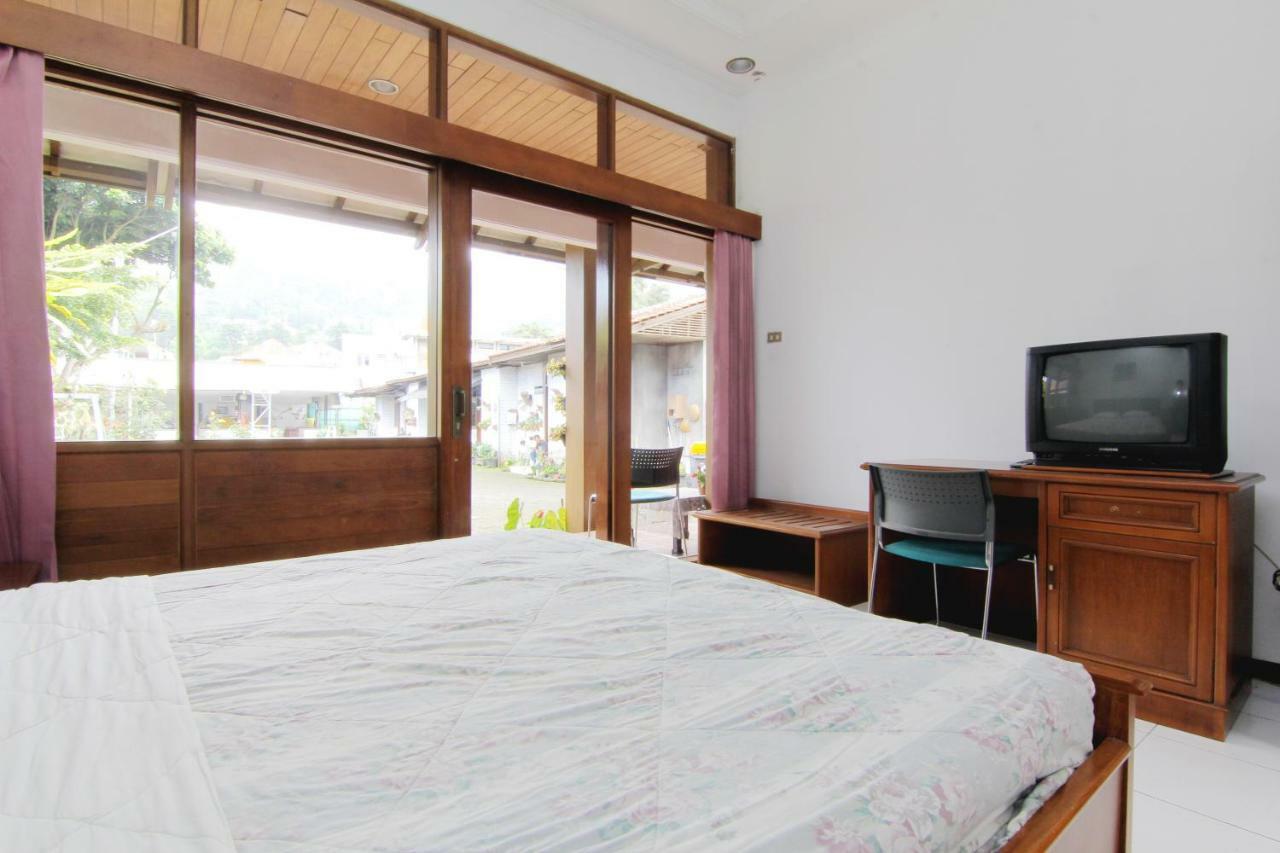 Villa Enggal Lembang Buitenkant foto