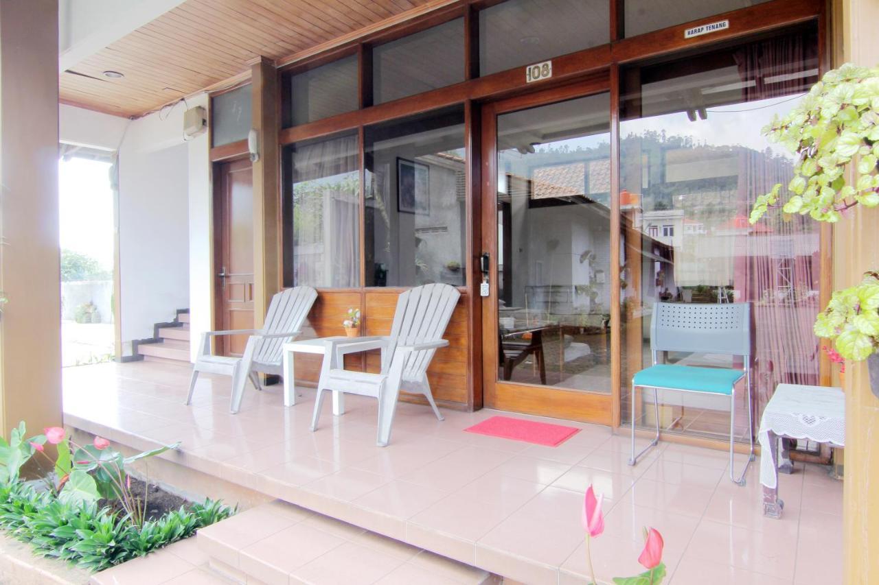 Villa Enggal Lembang Buitenkant foto